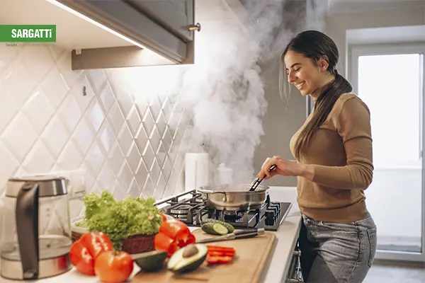 هود در آشپزخانه از شیوع باکتری و آلودگی جلوگیری می‌کند..jpg